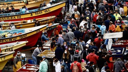  Cientos de personas asisten a Caleta Portales en Valparaíso para compras de Semana Santa  