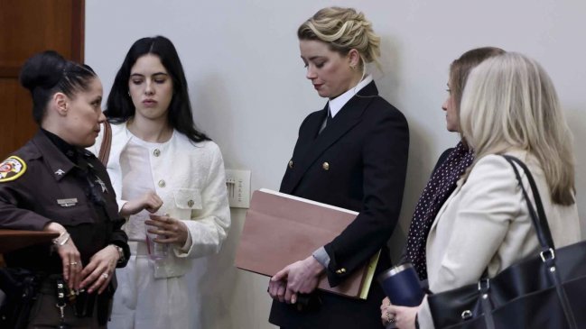 Una de ellas tuiteó en plena instancia: Amigas de Johnny Depp y Amber Heard son expulsadas durante juicio por difamación