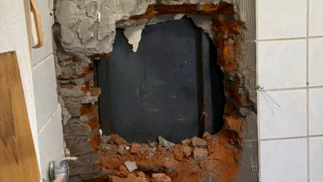 Delincuentes hicieron forado en una casa para tratar de robar un banco