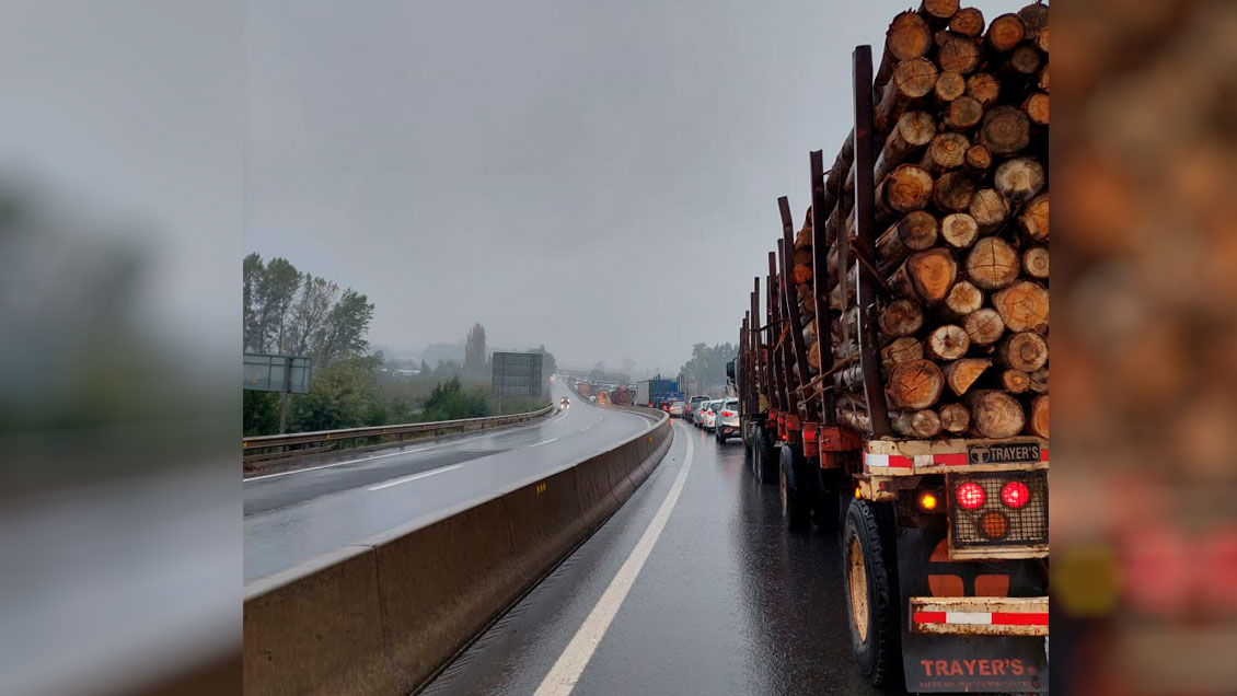 Camioneros cortaron la Ruta 160 en protesta por detención de choferes acusados por robo de madera