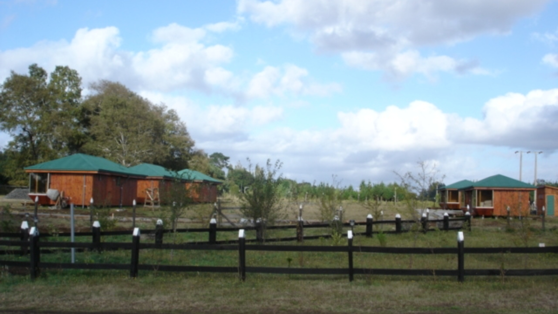 Ataque incendiario dejó un centro turístico quemado en ruta que une Victoria con Curacautín