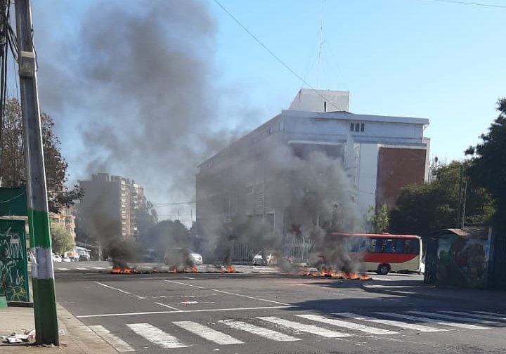 Valparaíso: Rector de la UPLA denuncia agresiones a funcionarios en medio de barricadas