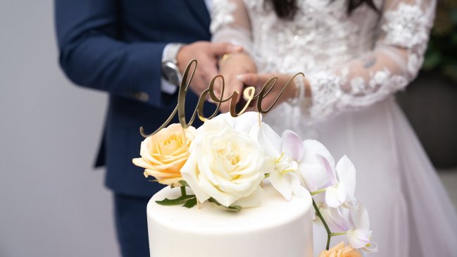 Novia fue arrestada por poner marihuana en la cena de su boda: Invitados se quejaron