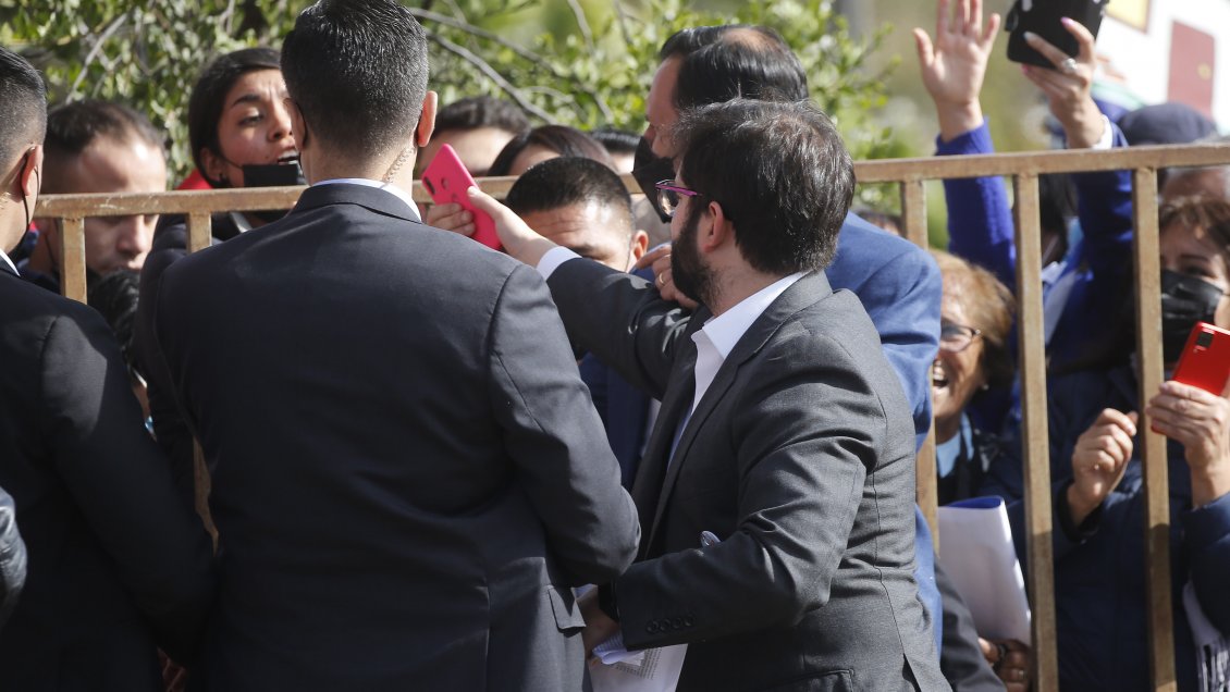 Lanzaron una piedra al Presidente Boric durante gira por la Región de Coquimbo