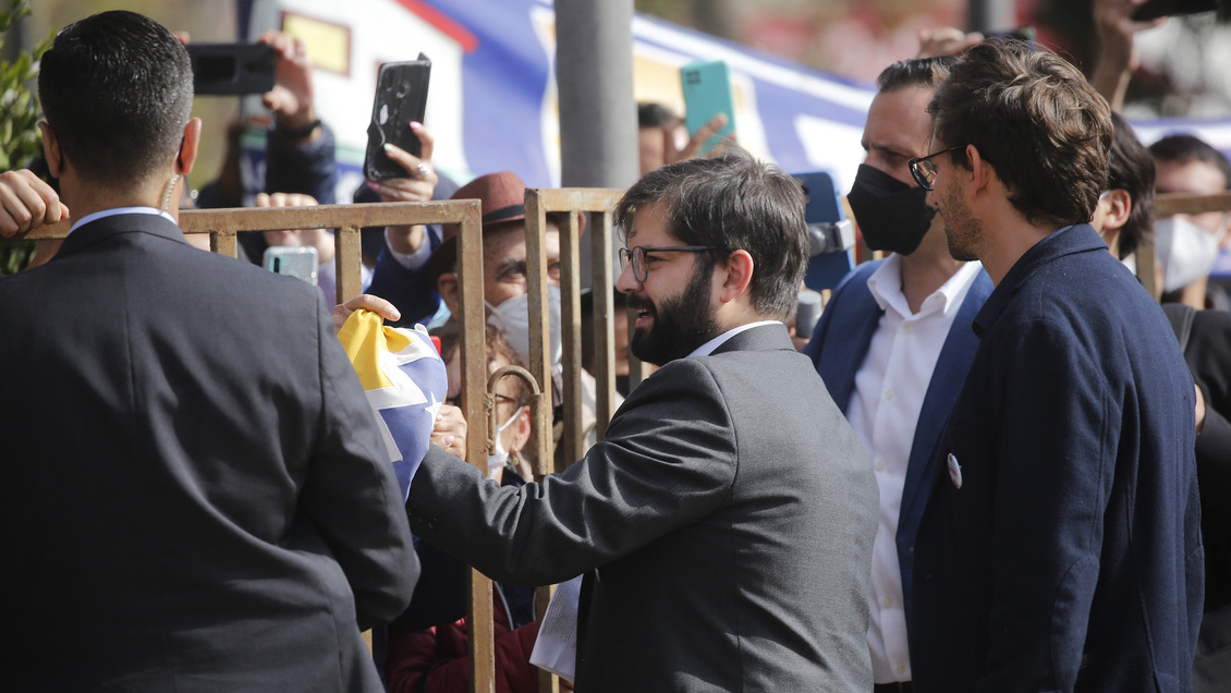 Sujeto que lanzó piedra a Boric quedó libre: Detención fue declarada ilegal