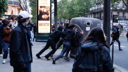  Policía francesa disolvió protesta en París tras la victoria de Macron  