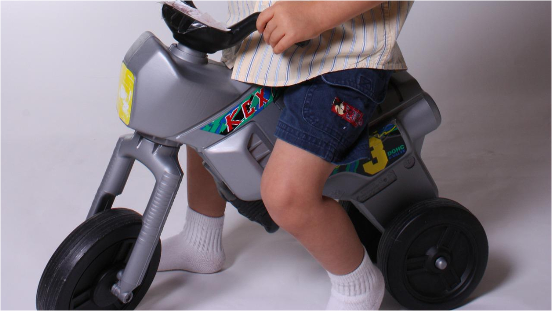 Niños de dos años escaparon del jardín infantil en motos de juguete