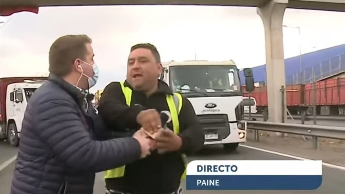 Equipo de Chilevisión fue agredido en vivo por camioneros en paro
