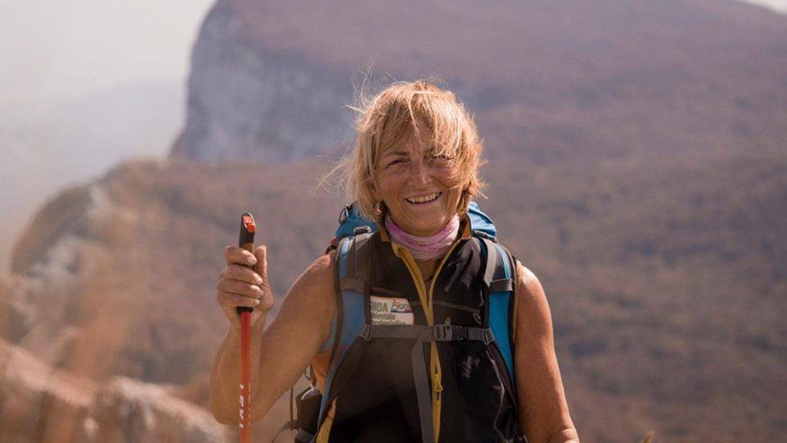 Mujer de 72 años inicia viaje a pie desde Venecia a Pekín