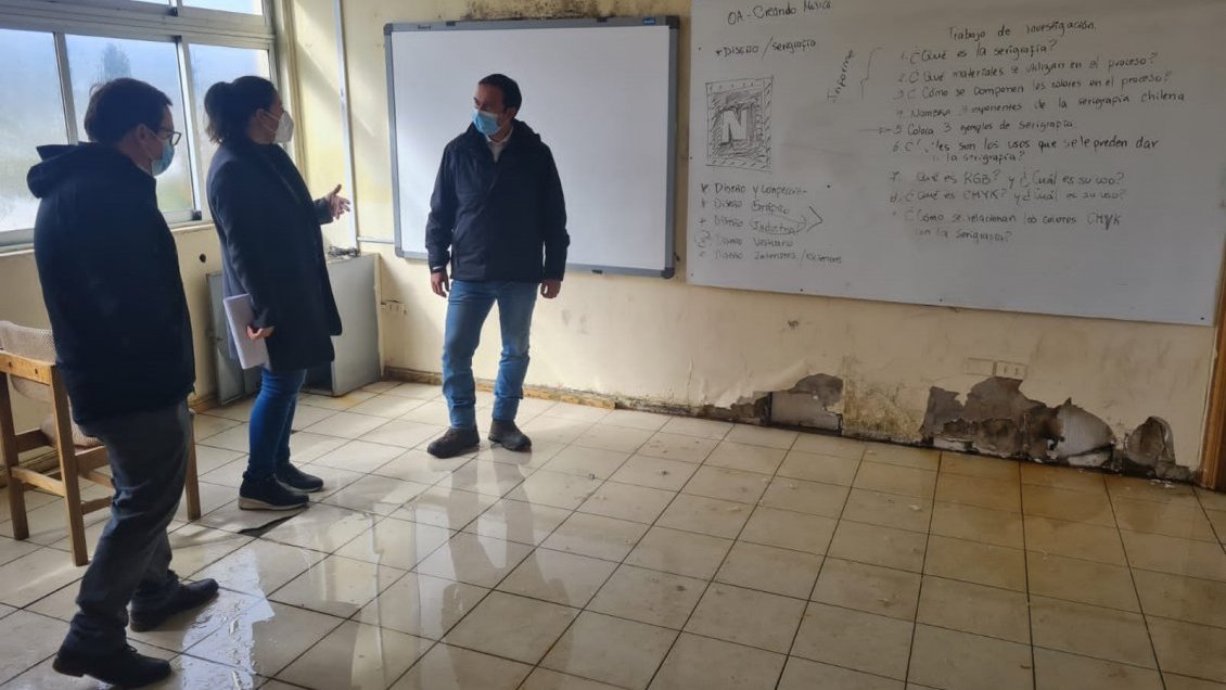 Goteras por doquier: La lluvia desnudó daños de infraestructura de Liceo Bicentenario en Quirihue