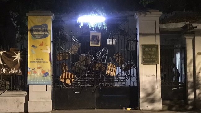 Estudiantes se tomaron el Internado Nacional Barros Arana