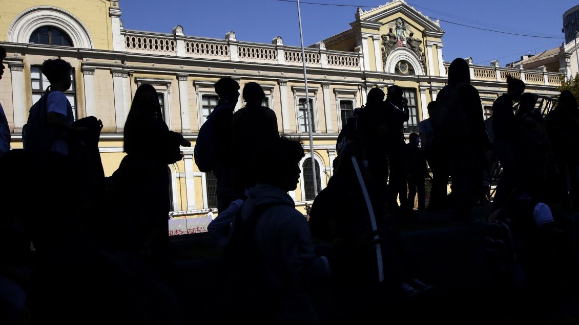Mochilazo estudiantil: Secundarios se enfrentan con Carabineros durante marcha