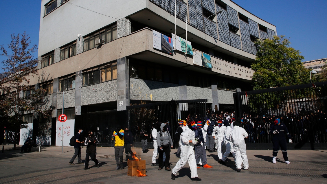 Adolescente con overol blanco fue detenido durante protestas en el Instituto Nacional