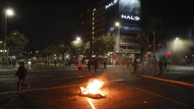 Detuvieron a ex candidata constituyente por entregar neumáticos para barricadas en Plaza Baquedano