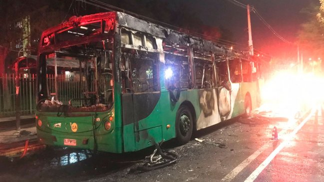 Encapuchados quemaron un bus del Transantiago en avenida Grecia