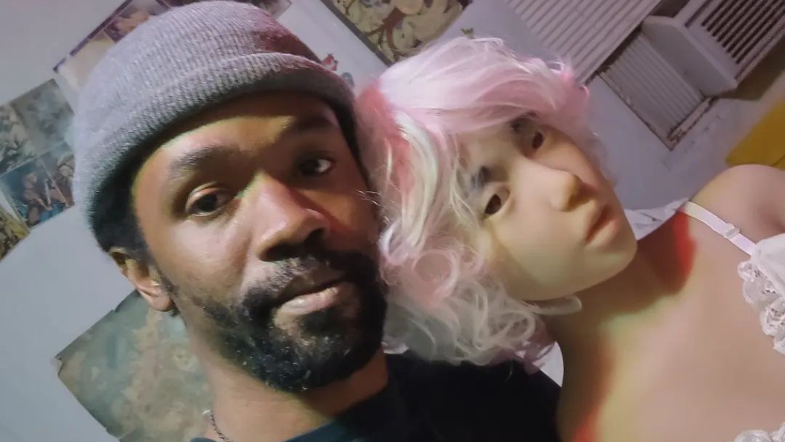 Hombre pololea con una muñeca sexual: La mayoría de sus amigos le dejaron de hablar