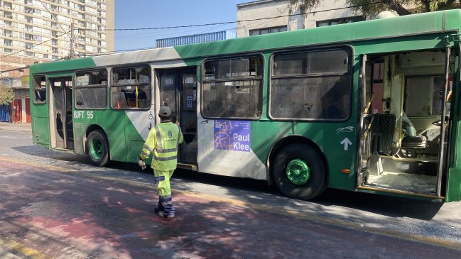 Nuevos incidentes fuera del Liceo Barros Borgoño: Intentaron quemar dos buses del Transantiago