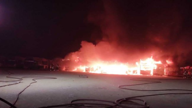 Violento incendio destruyó al menos 19 buses del Transantiago en desuso en Maipú