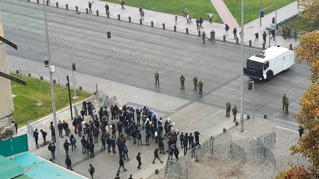 Estudiantes protestaron frente a La Moneda y cortaron el tránsito por la Alameda