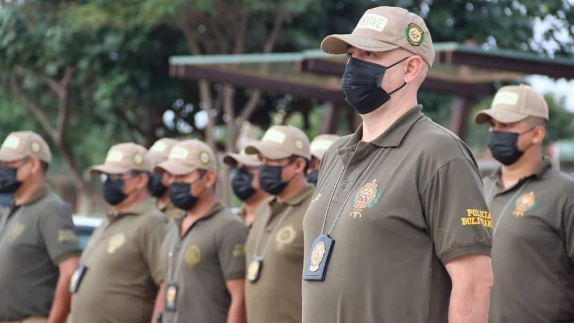Policía boliviana removió a dos jefes y a 22 funcionarios por vínculos con robo de autos en Chile