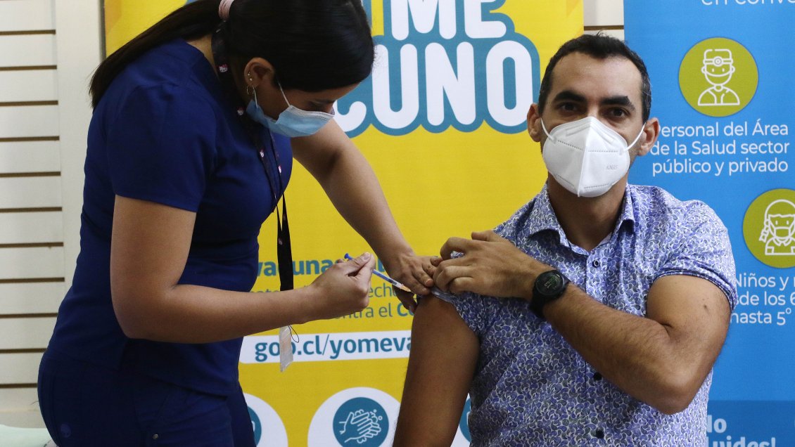 Casos de Covid-19 suben 13 por ciento en la última semana en Chile