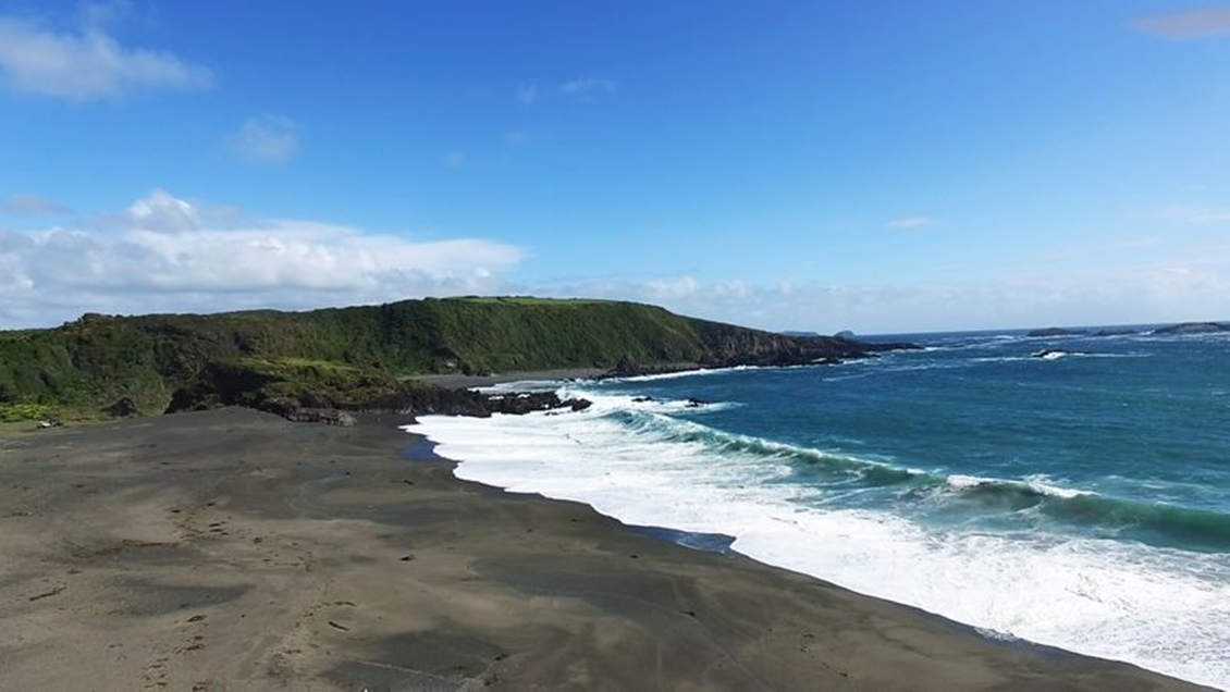 Armada encabeza búsqueda de niño arrastrado por el oleaje en playa de Ancud