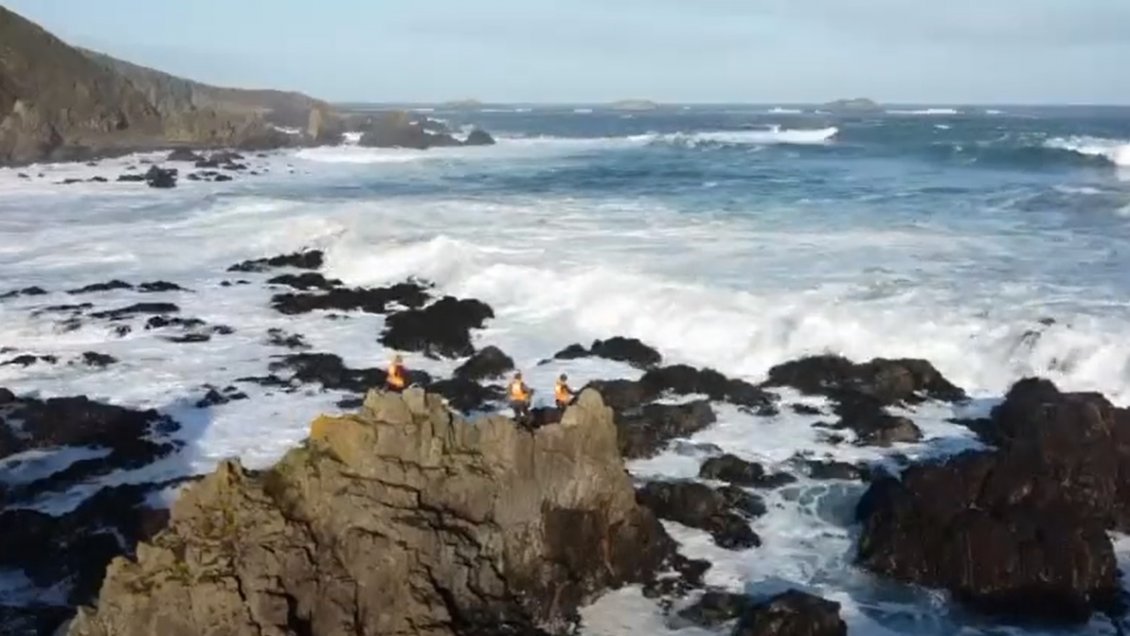 Continúa la búsqueda de niño arrastrado por el oleaje en playa de Ancud