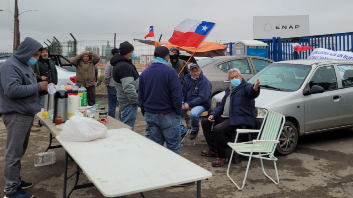 Trabajadores subcontratados de ENAP aún esperan respuesta al petitorio