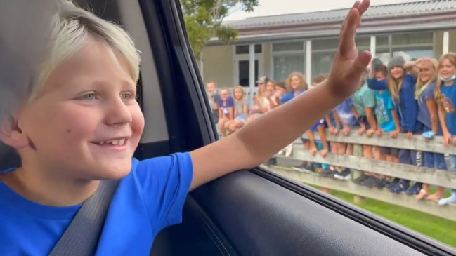 Hermosa bienvenida: Niño con leucemia superó la quimioterapia y sus amigos lo sorprendieron