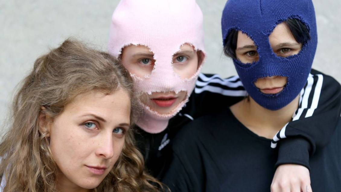 Integrante de Pussy Riot escapa disfrazada de Rusia