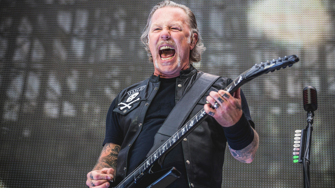 James Hetfield llama y felicita a mamá que dio a luz durante concierto de Metallica