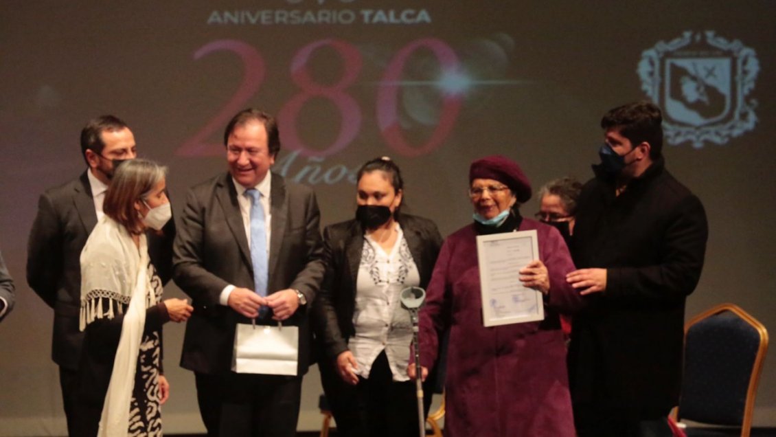 Talca distinguió como ciudadana ilustre a destacada artista en aniversario de la ciudad