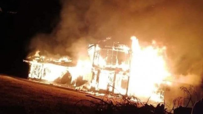 Ataque incendiario destruyó una casa y dejó a un hombre herido en Victoria