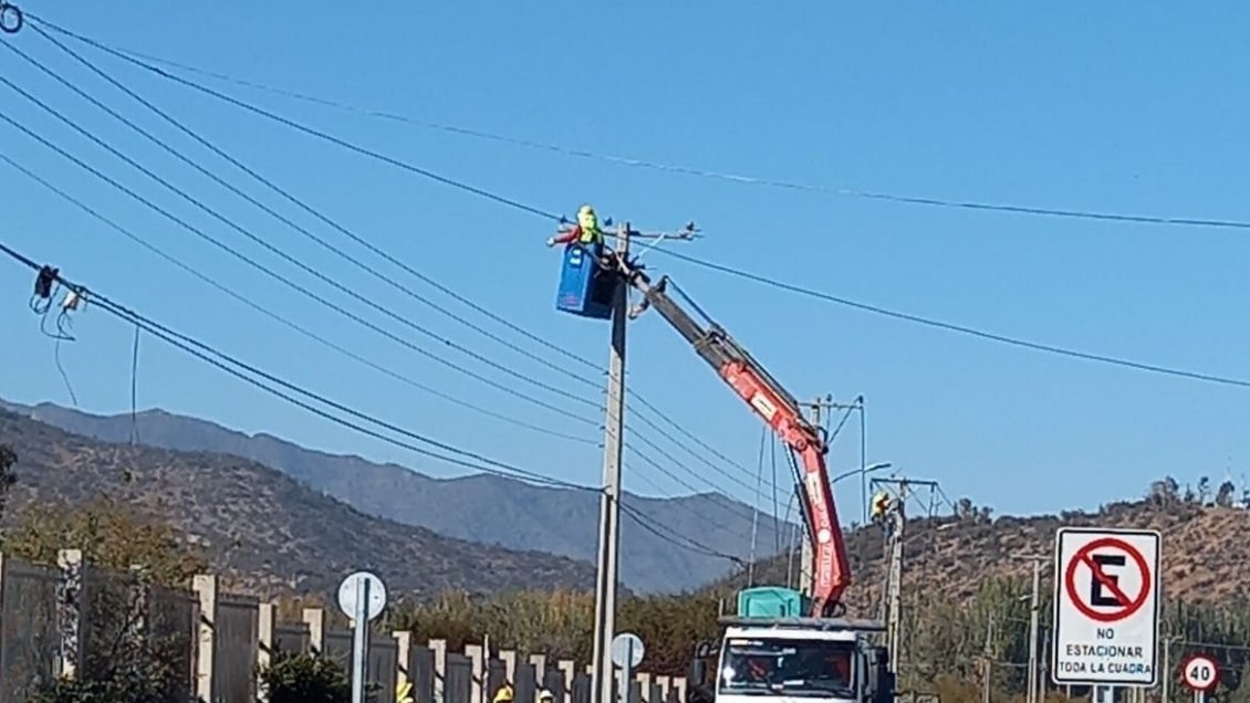 Instalan nueva red eléctrica en comuna de Codegua