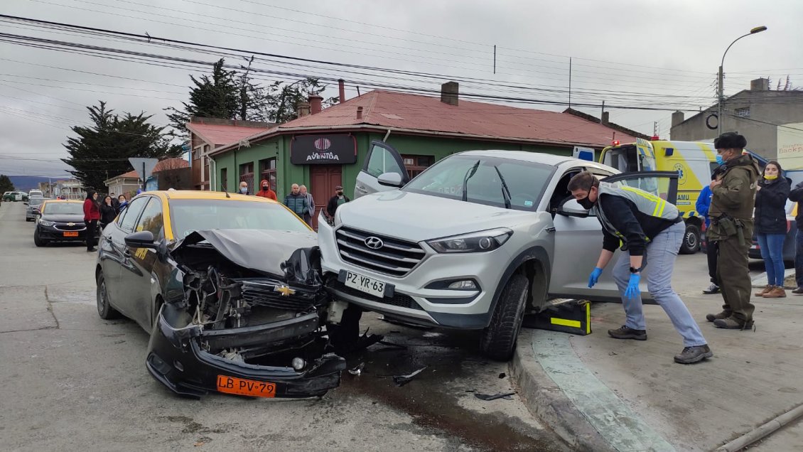 Choque de taxi y vehículo particular dejó dos lesionados en Punta Arenas