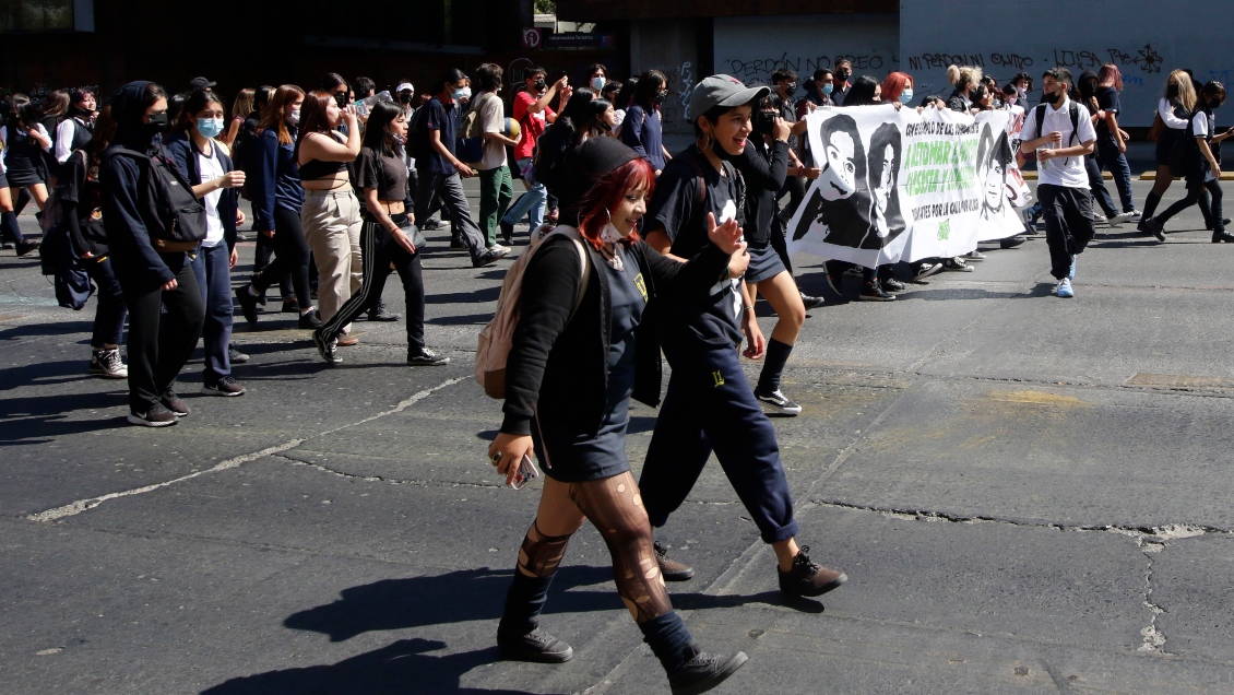 Estudiantes secundarios marchan por la Alameda