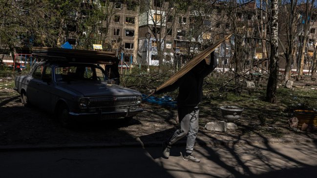 Los rusos destruyen un puente y rompen las conexiones en el este de Ucrania