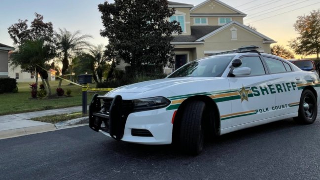 Detienen a pareja acusada de dejar morir de hambre a su hija de 2 años en Florida