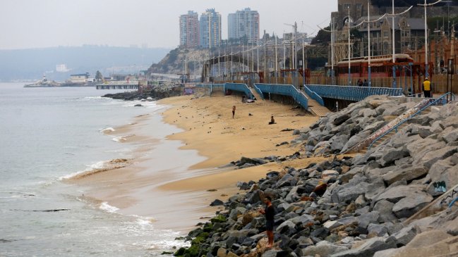 Pareja terminó lesionada tras caer cerca desde 10 metros de altura en Valparaíso