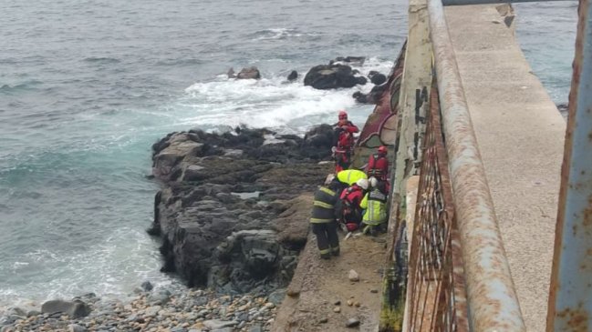 Confirman fallecimiento de pareja que cayó desde estructura de cemento en playa de Valparaíso