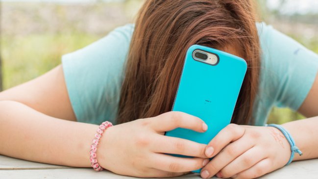 Causó debate: Juez le hizo un contrato a su hija de 12 años para que pudiera tener un celular