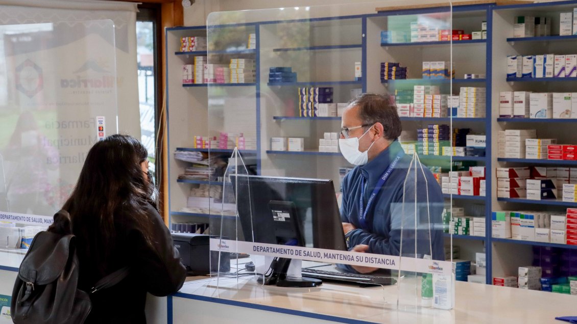 Destacan funcionamiento de la farmacia municipal de Villarrica: descuentos son hasta de un 70%