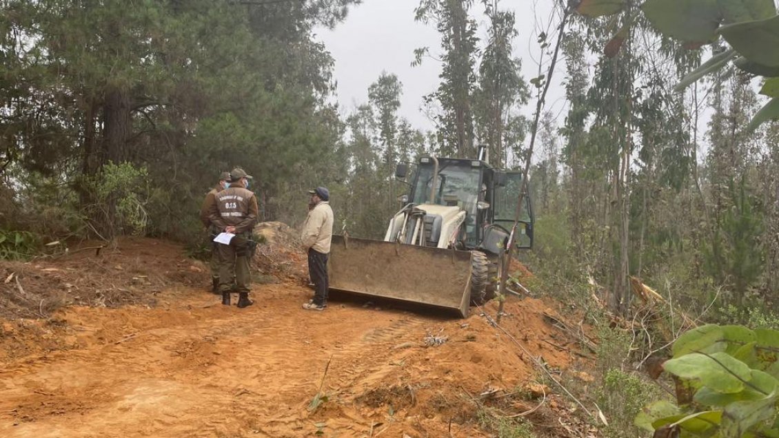 Hombre es detenido por construir caminos con una retroexcavadora al interior de la reserva Peñuelas