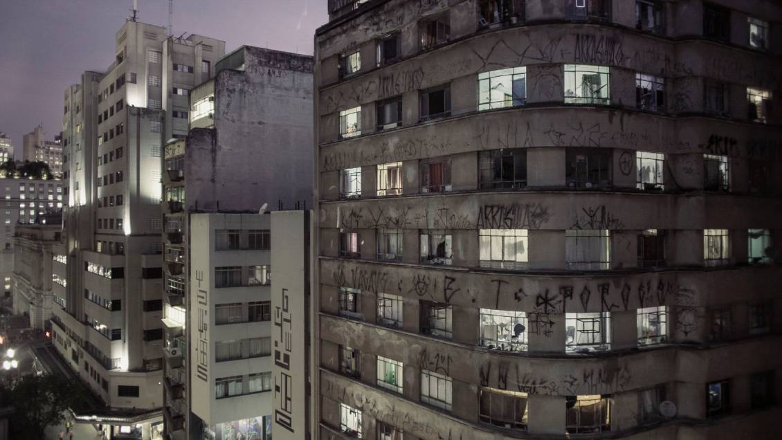 Fotógrafo chileno lanza fotolibro sobre cruda realidad en edificio abandonado de Brasil