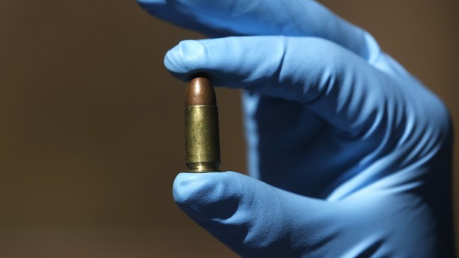 Desconocido disparó contra una casa y dejó una corona de flores en Ñuñoa