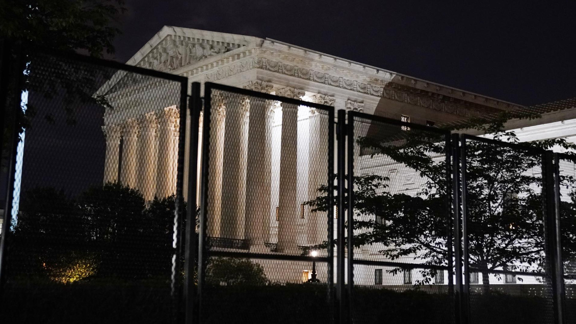 Gobierno de Biden se prepara para un estallido de violencia política tras inminente fallo del aborto