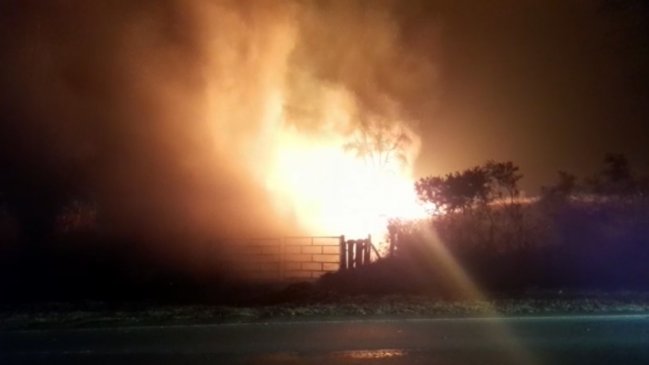 Incendio destruyó una casa y un galpón en Victoria