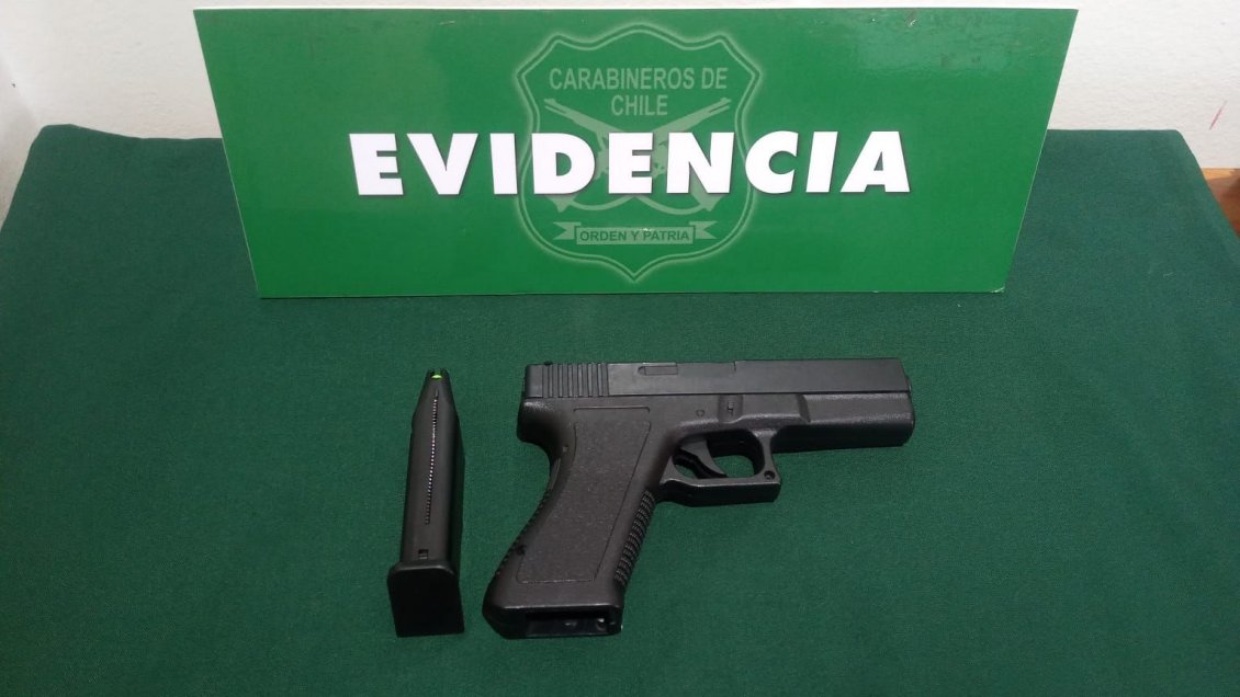 Detienen a joven que ingresó con arma de fantasía a colegio de Rancagua