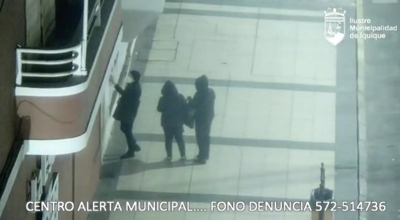 Tres mujeres detenidas por rayados a favor del Rechazo y contra el Presidente Boric en Iquique