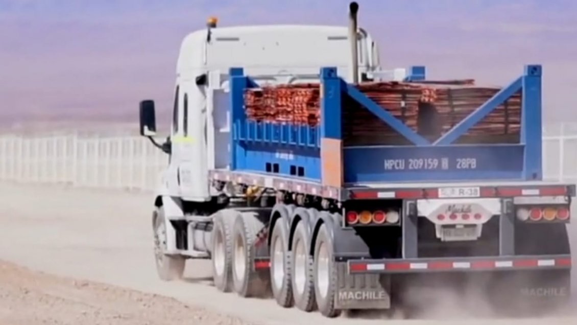 Camionero fue asaltado por una docena de delincuentes y abandonado en el desierto